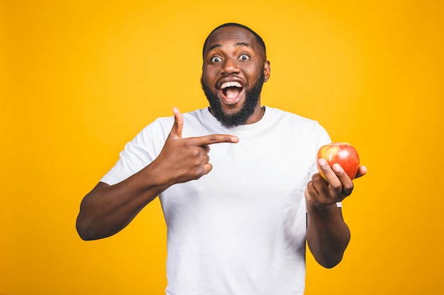 Gesunder Afroamerikanermann, der einen Apfel hält
