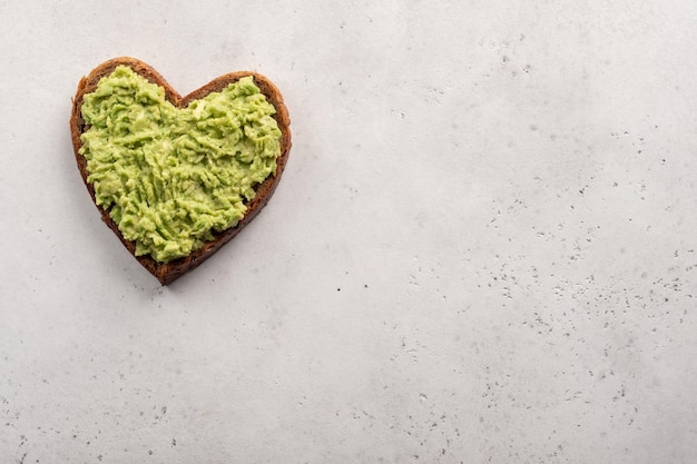 Gesunder Avocado-Toast in Herzform zum Valentinstag-Frühstück