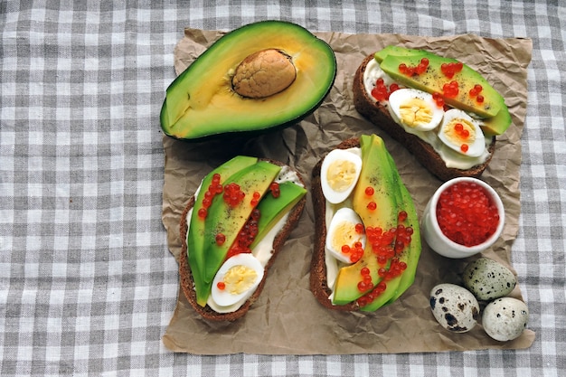 Gesunder Avocado-Toast mit Wachteleiern und rotem Kaviar. Keto-Diät. Keto Toast
