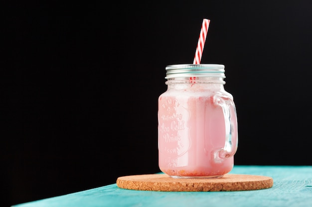 Gesunder beere smoothie im glas.