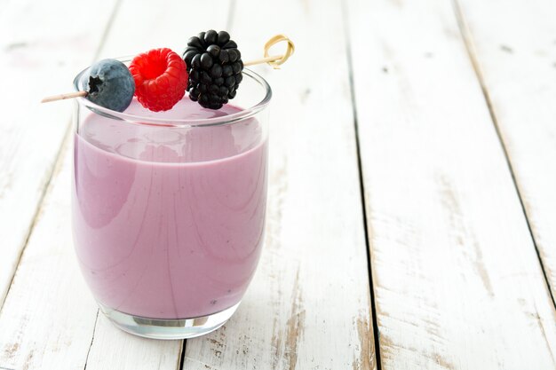 Gesunder Beeren-Smoothie im Glas auf Holztisch