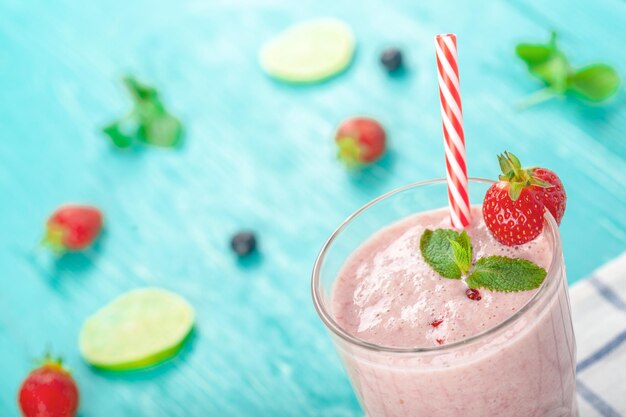 Gesunder Beeren-Smoothie im Glas