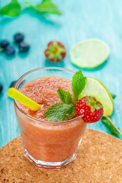 Gesunder Beerensmoothie im Glas