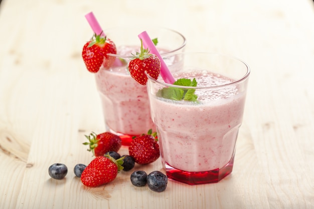 Gesunder Beerensmoothie im Glas