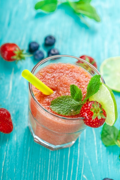 Gesunder Beerensmoothie im Glas