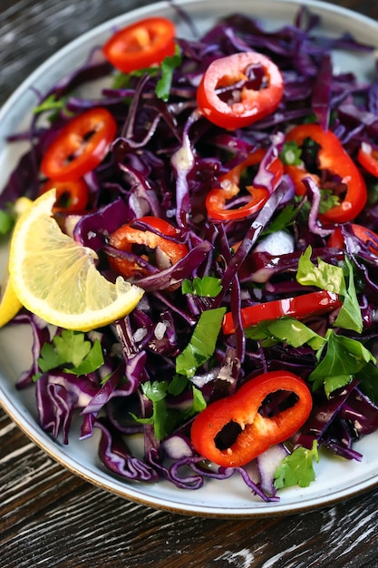 Gesunder Blaukohlsalat auf einem Teller Vegane Ernährung