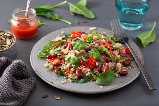 Gesunder Bohnen-Quinoa-Salat mit Spinat, Chili