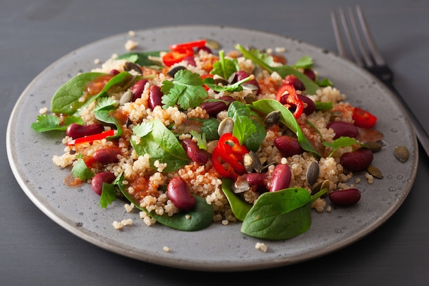 Gesunder Bohnen-Quinoa-Salat mit Spinat, Chili