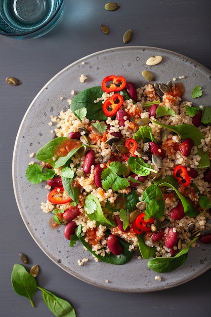 Gesunder Bohnen-Quinoa-Salat mit Spinat, Chili