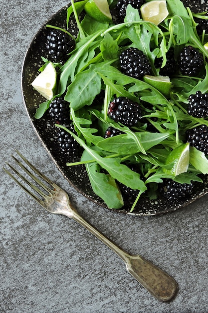 Gesunder Brombeer-Rucola-Salat.