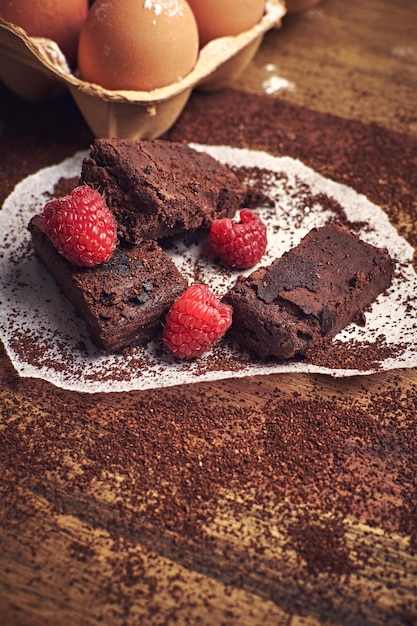 Gesunder Brownie mit Himbeeren