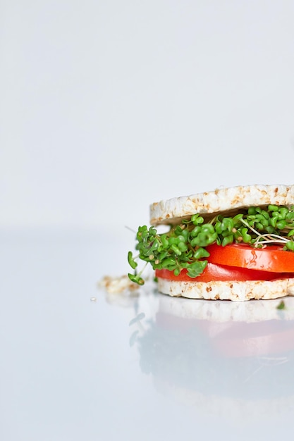 Gesunder Burger mit knusprigen Reisbrot-Gemüse-Tomaten und Microgreens