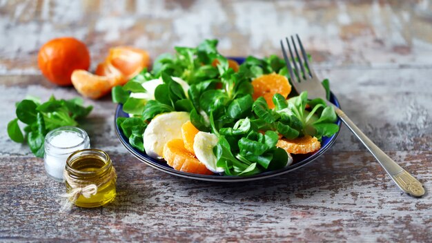 Gesunder Caprese-Salat mit Mandarine. Italienischer Stil.