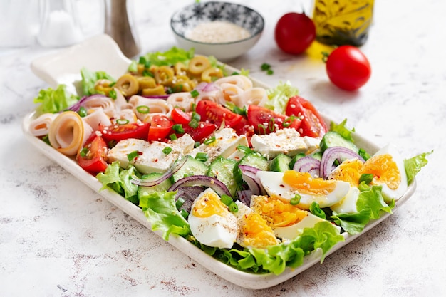 Gesunder Cobb-Salat mit Schinken-Gurken-Tomaten-Oliven-Feta-Käse und Eiern Ketogenes Mittagessen