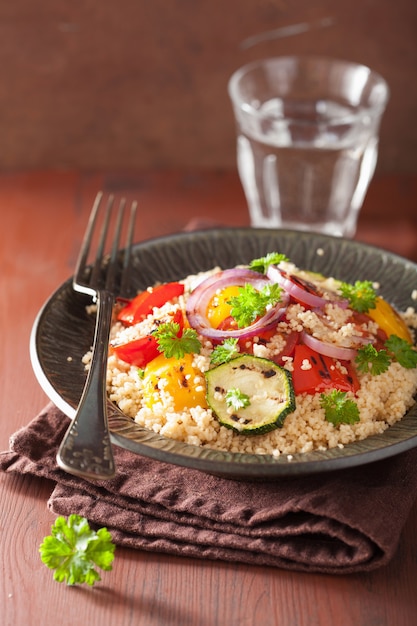 Gesunder Couscous-Salat mit Tomaten-Pfeffer-Zucchini-Zwiebel