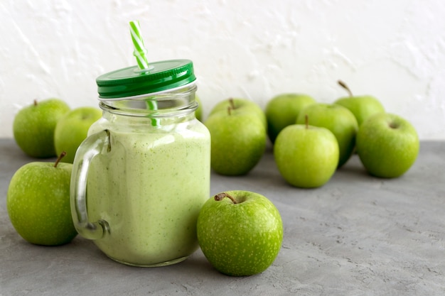 Gesunder Detoxgrün Smoothie in einem Weckglas.