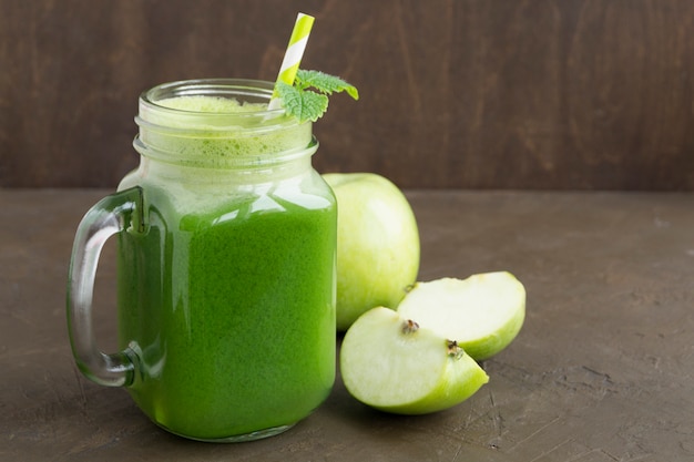 Gesunder Detoxgrün Smoothie in einem Weckglas.