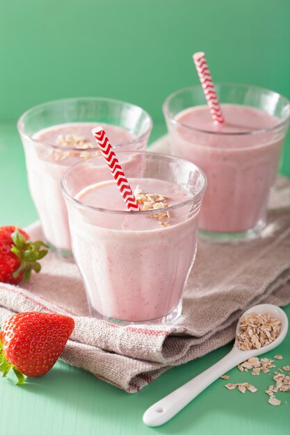 Gesunder Erdbeer-Hafer-Smoothie im Glas