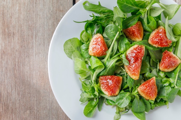 Gesunder Feigensalat mit Feldsalat und Rucola und anderem Gemüse.