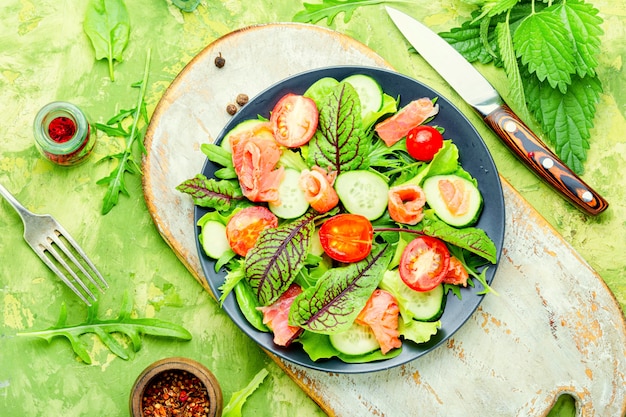 Gesunder Fischsalat mit Gemüse und Salat