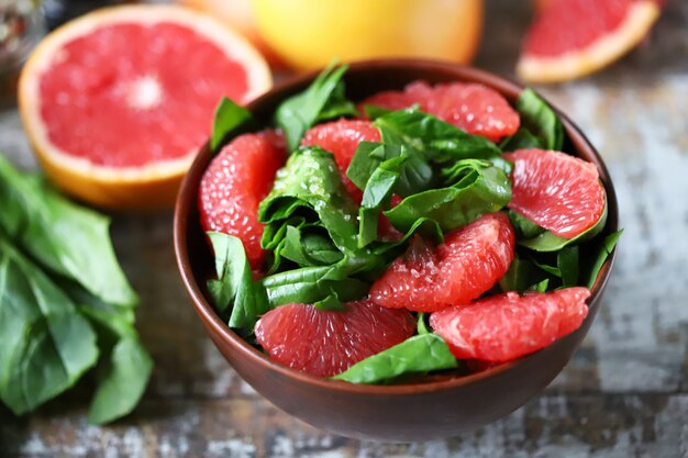 Gesunder Fitness-Salat mit Spinat und Grapefruit. Frischer veganer Salat mit Grapefruit. Selektiver Fokus.