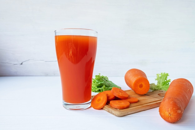 Gesunder frischer Karottensaft auf der weißen Tabelle