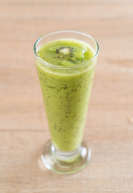 Gesunder frischer Kiwi Smoothie im Glas