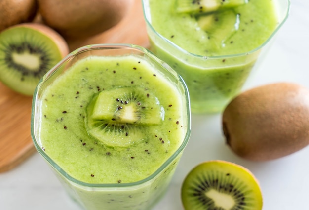 Gesunder frischer Kiwi Smoothie im Glas