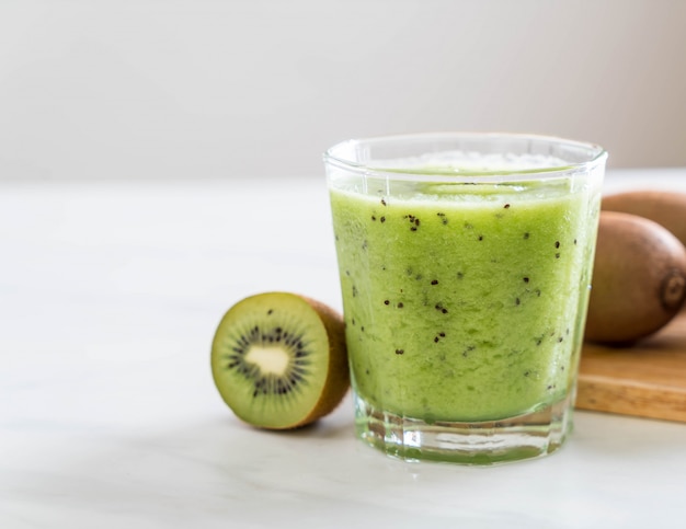 Gesunder frischer Kiwi Smoothie im Glas