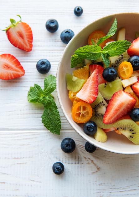 Gesunder frischer Obstsalat in einer Schüssel