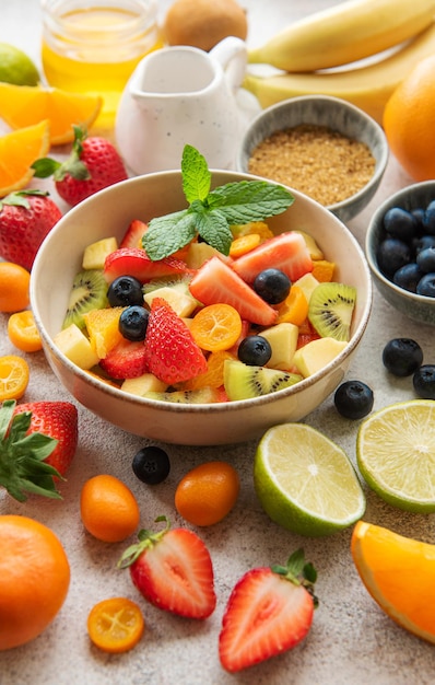 Gesunder frischer Obstsalat in einer Schüssel