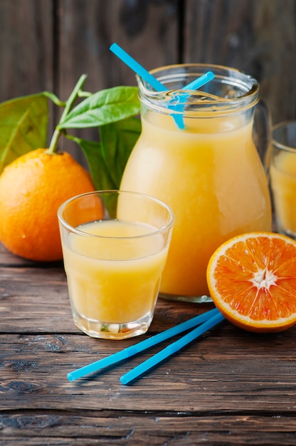 Gesunder frischer Orangensaft auf dem Holztisch