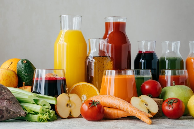 Gesunder frischer Saft aus gesunden Zutaten. Obst und Gemüse auf dem Tisch