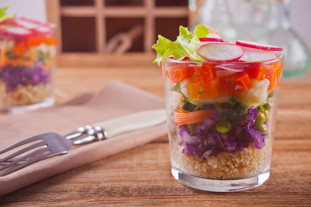 Gesunder frischer Salat im Glas mit Gemüse