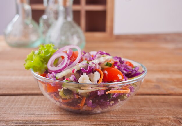 Gesunder frischer Salat in der Schüssel mit Gemüse