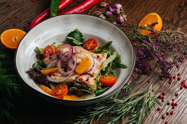 Gesunder frischer Salat mit gegrillter Hühnerorange und Rucola