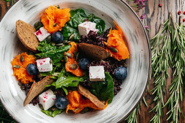 Gesunder frischer Salat mit Kürbis und Fetakäse