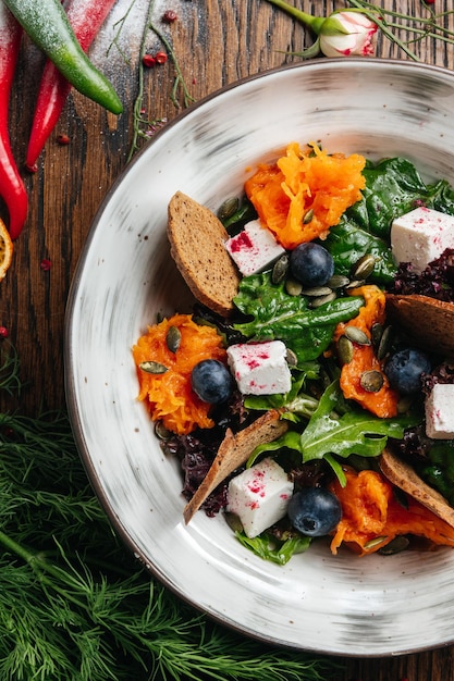 Gesunder frischer Salat mit Kürbis und Fetakäse