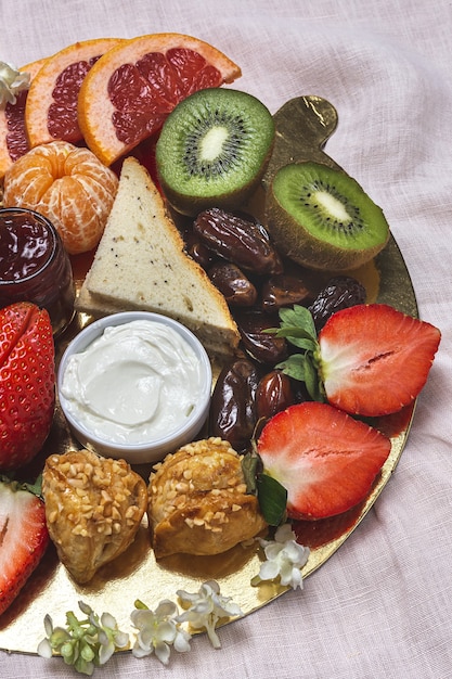 Gesunder Frühstücksbrunch zum Mitnehmen in Teller. Lieferkonzept