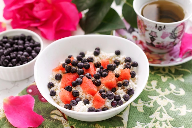 Gesunder Frühstückshüttenkäse mit frischen Beeren und Tee