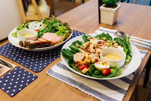 Gesunder gegrillter Hühnercäsar-Salat mit Käse, Croutons, grüner Eiche, gekochtem Ei und Cris