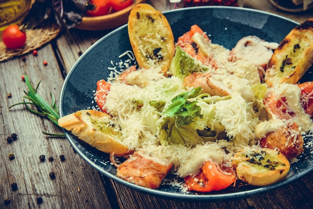 Gesunder gegrillter Huhn-Caesar-Salat mit Käse