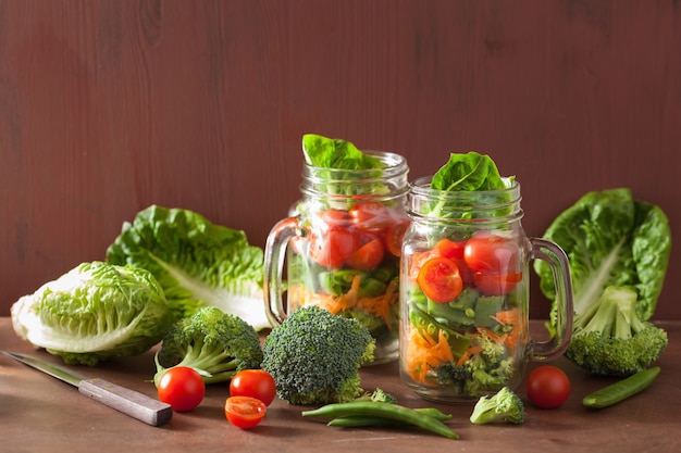 Gesunder Gemüsesalat im Einmachglas