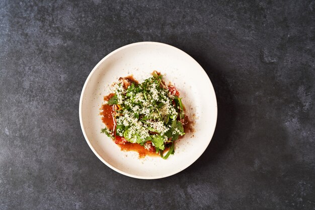 Gesunder Gemüsesalat mit geriebenem Käse, Nahaufnahme