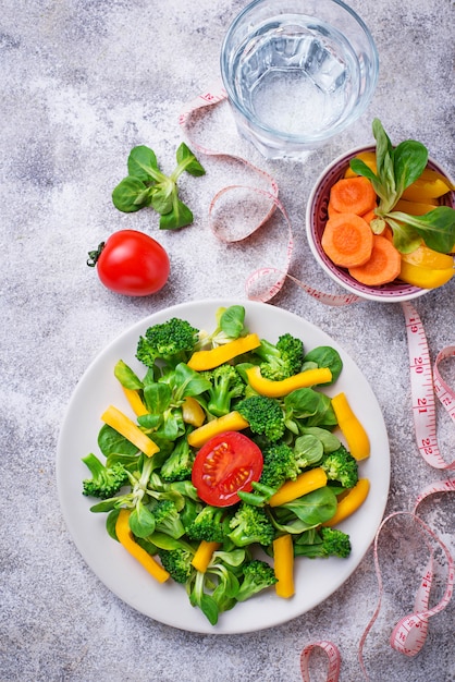 Gesunder Gemüsesalat, Wasser und Maßband