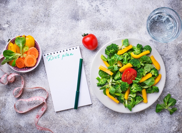 Gesunder Gemüsesalat, Wasser und Maßband