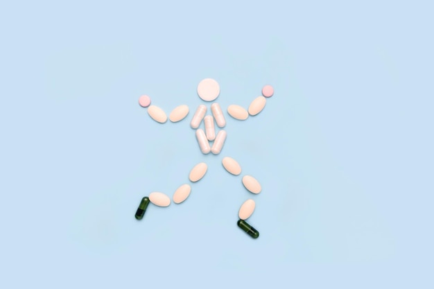 Gesunder glücklicher Mann aus Pillen Das Konzept einer rechtzeitigen Gesundheitskontrolle