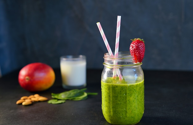 Gesunder Green Reach Vitamins Smoothie mit Blattspinat, Mango, Mandelmilch und Erdbeere