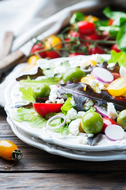 Gesunder griechischer Salat mit Feta und Oliven