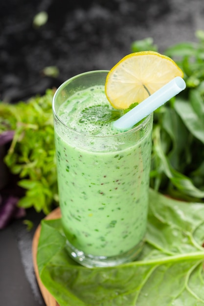 Gesunder grüner Gemüsesmoothie mit Äpfeln, Spinat, Gurke